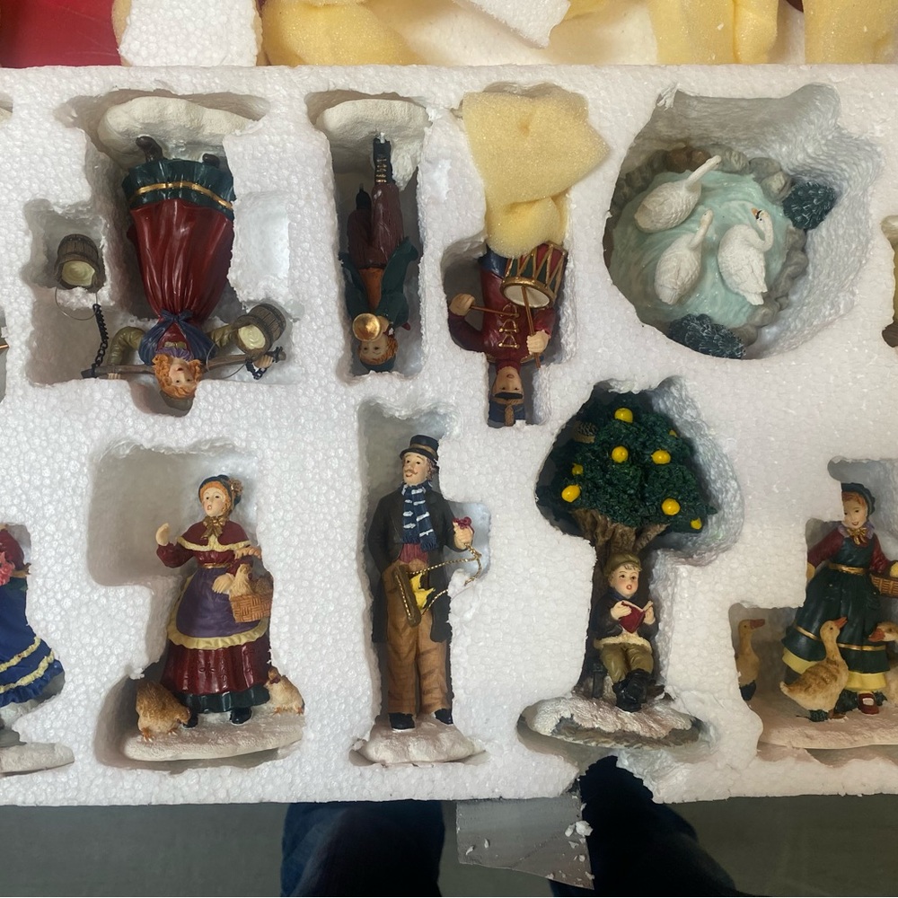 Vintage Village Square, Christmas figurines - Picture 2 of 2